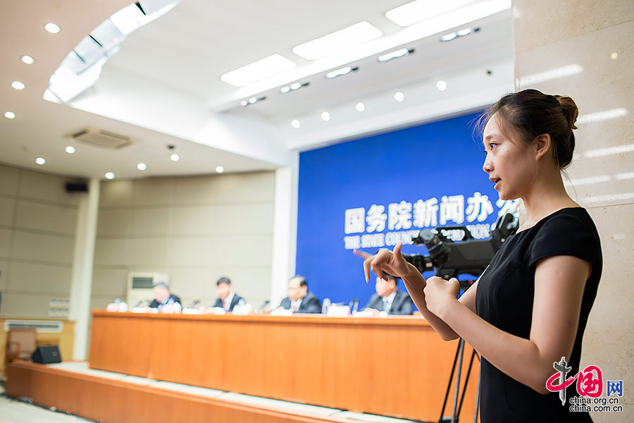 國新辦新聞發(fā)布會(huì)首次配備手語翻譯[組圖]